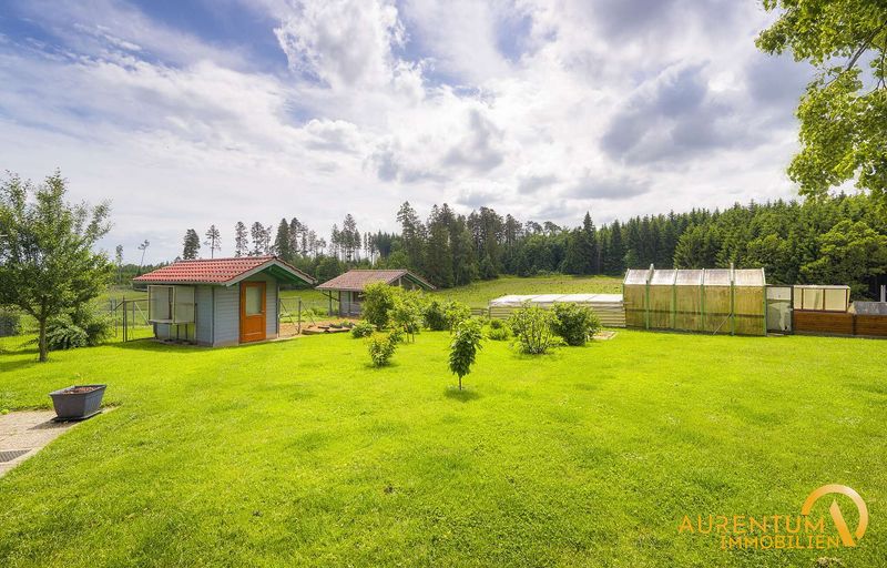 Großzügiges Anwesen mit Nebengebäuden und Feld zu verkaufen!